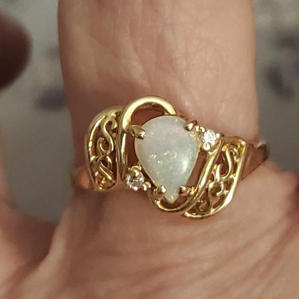 Beautiful dainty opal/diamond ring - Picture 1 of 8